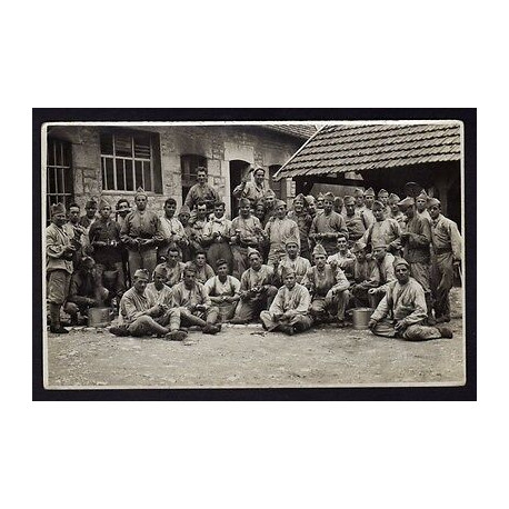 Carte photo d'un groupe de soldats corvée de patates Superbe...