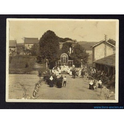 Ancienne photo d'une procession religieuse à identifier avec Blason