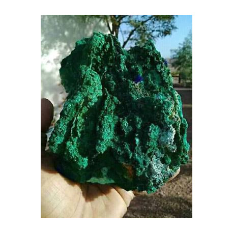 Grand bloc de malachite avec des traces d'azurite. Dimensions 15cm...