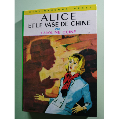 Alice et le vase de chine